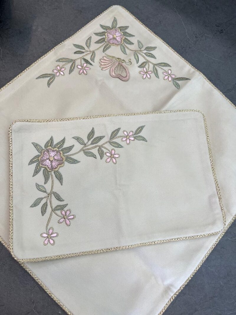 جانماز مخمل گلدوزی کد 818 - تصویر 1