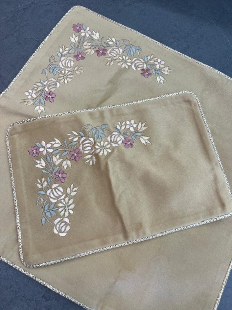 جانماز مخمل گلدوزی کد 819 - تصویر 1