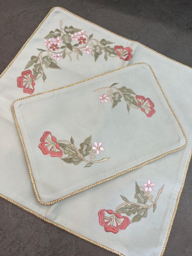 820 جانماز مخمل گلدوزی کد 820 - تصویر 1