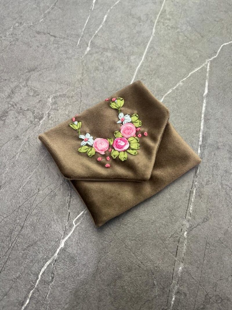 852 جانماز جیبی روبان دوزی سه گل کد 852 - تصویر 1