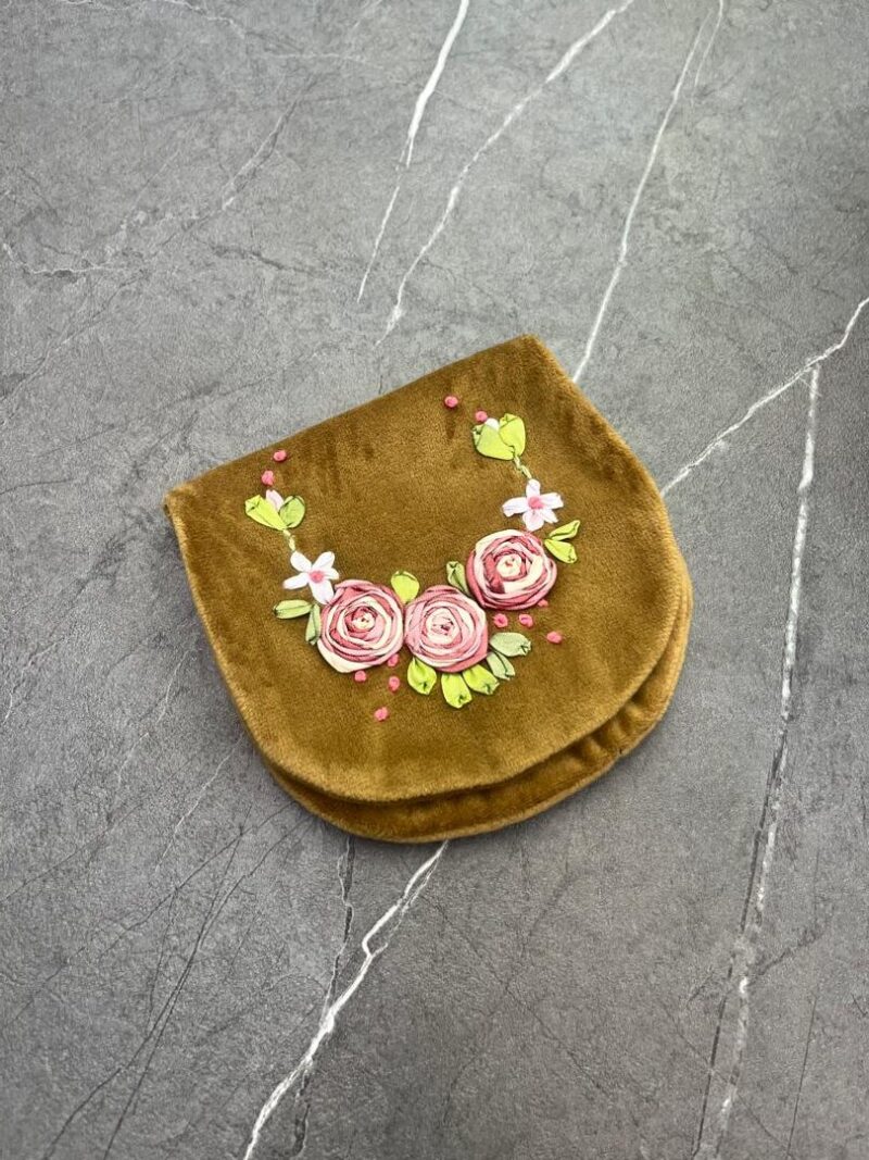 862 جانماز جیبی روبان دوزی نیم دایره کد 862 - تصویر 1