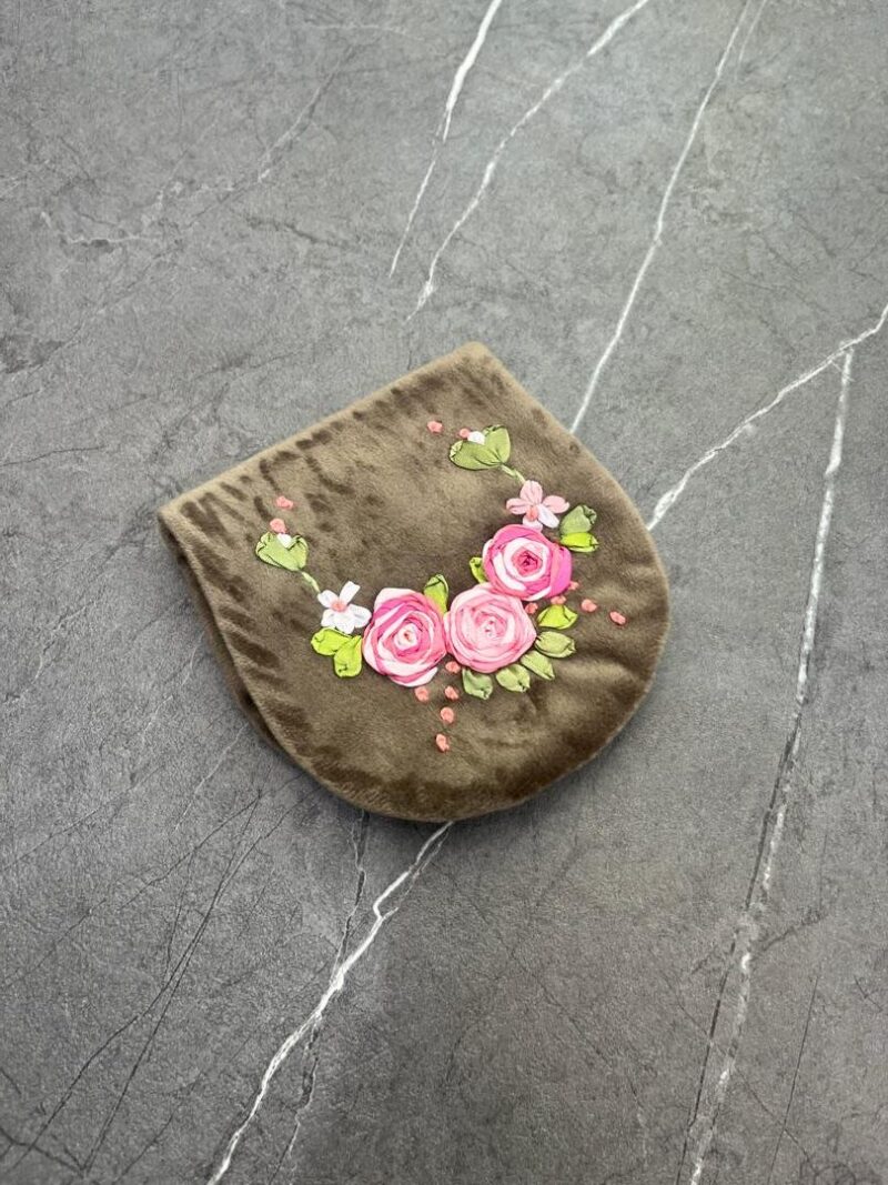 جانماز جیبی روبان دوزی نیم دایره کد 863 - تصویر 1