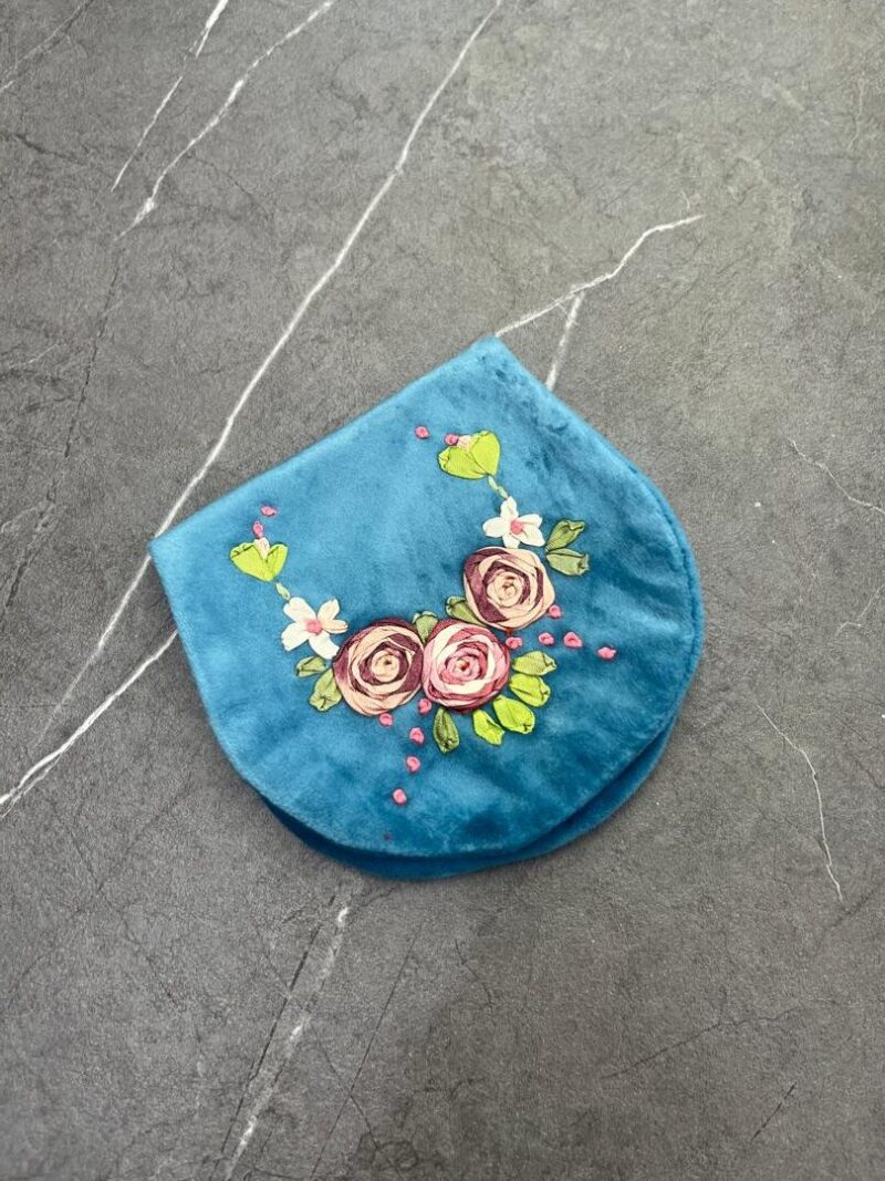 جانماز جیبی روبان دوزی نیم دایره کد 867 - تصویر 1