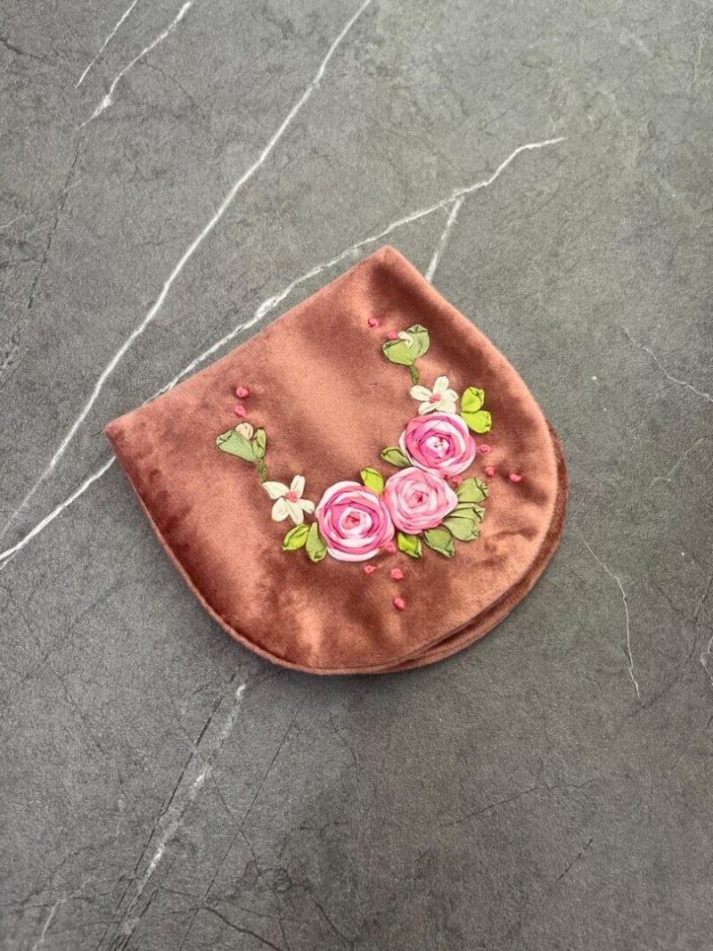 جانماز جیبی روبان دوزی نیم دایره کد 868 - تصویر 1