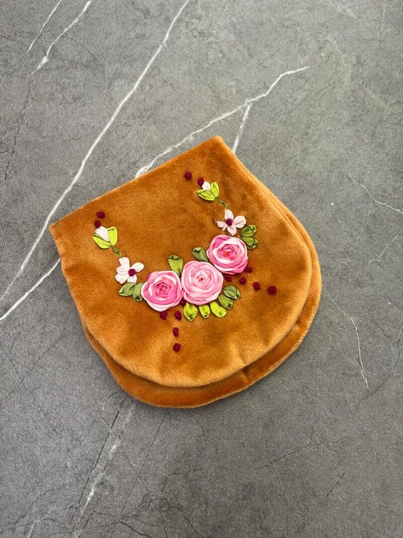 جانماز جیبی روبان دوزی نیم دایره کد 869 - تصویر 1