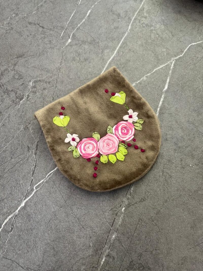 873 جانماز جیبی روبان دوزی نیم دایره کد 873 - تصویر 1