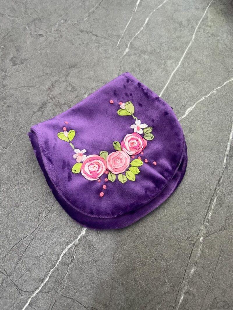 جانماز جیبی روبان دوزی نیم دایره کد 874 - تصویر 1