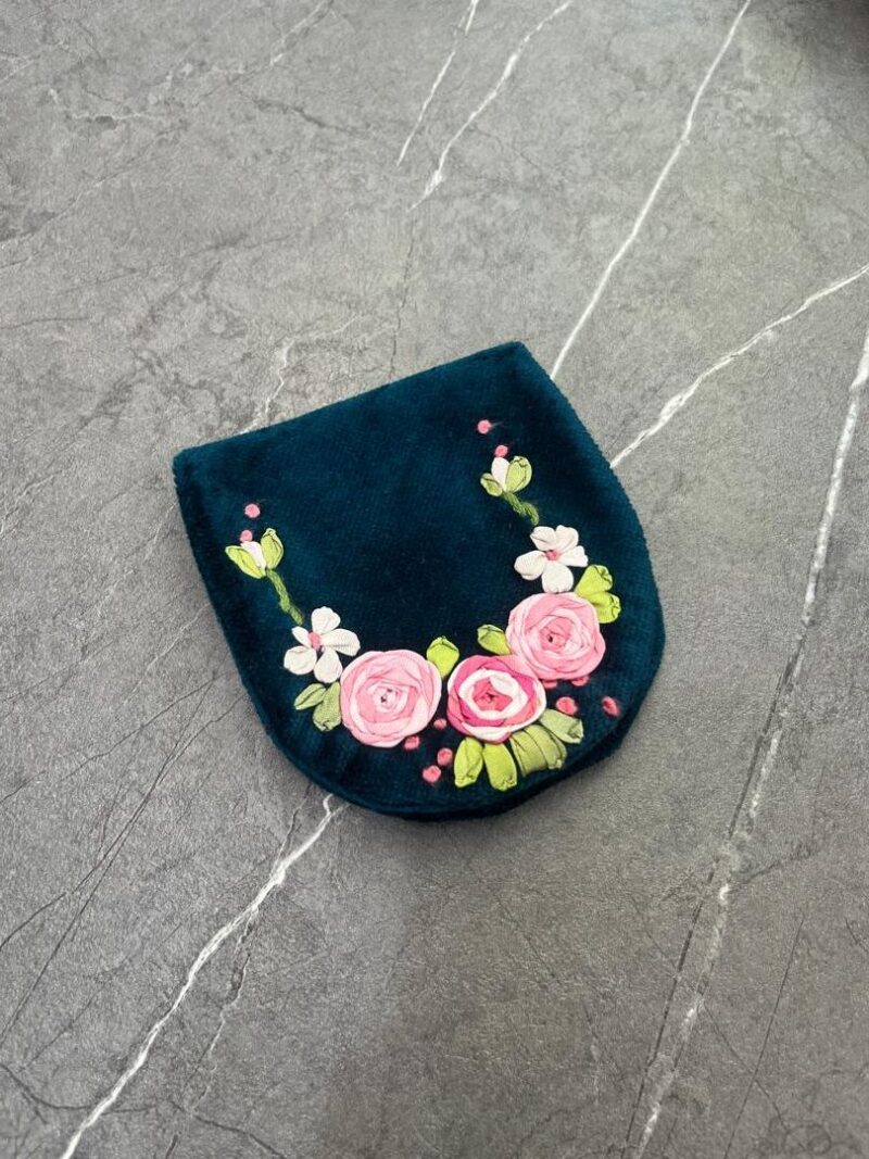 875 جانماز جیبی روبان دوزی نیم دایره کد 875 - تصویر 1