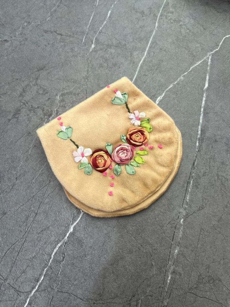 876 جانماز جیبی روبان دوزی نیم دایره کد 876 - تصویر 1