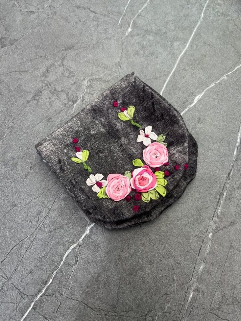 877 جانماز جیبی روبان دوزی نیم دایره کد 877 - تصویر 1