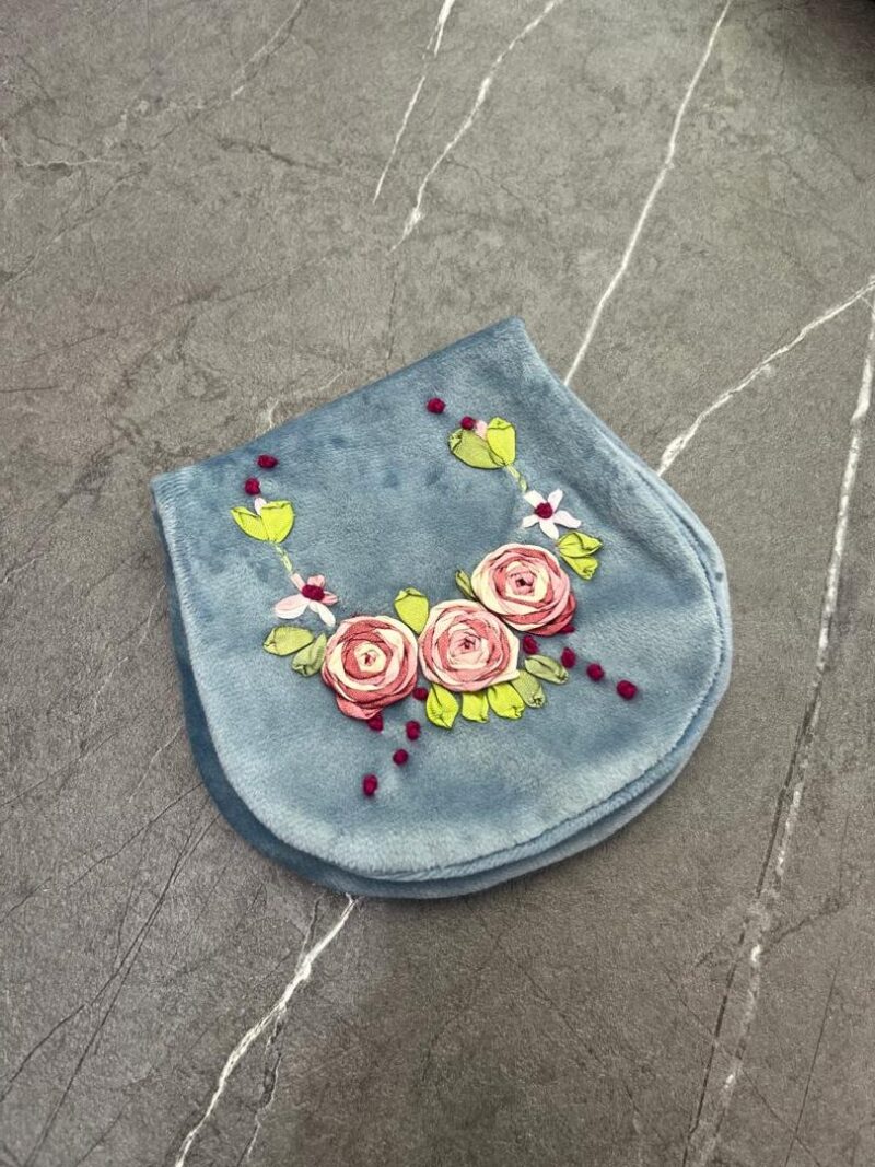 879 جانماز جیبی روبان دوزی نیم دایره کد 879 - تصویر 1