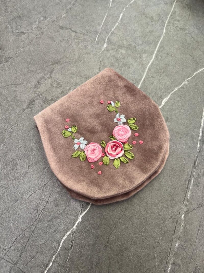 880 جانماز جیبی روبان دوزی نیم دایره کد 880 - تصویر 1