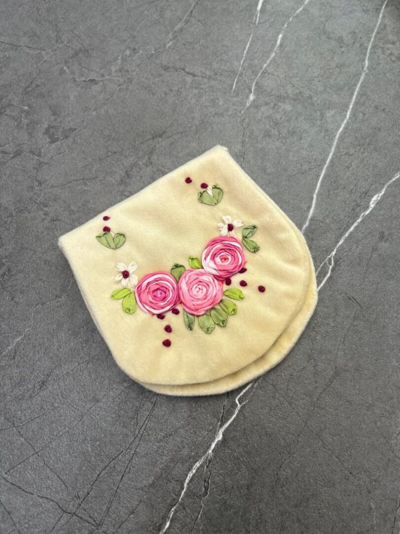 881 جانماز جیبی روبان دوزی نیم دایره کد 881 - تصویر 1