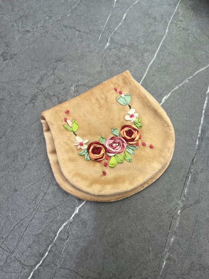 883 جانماز جیبی روبان دوزی نیم دایره کد 883 - تصویر 1