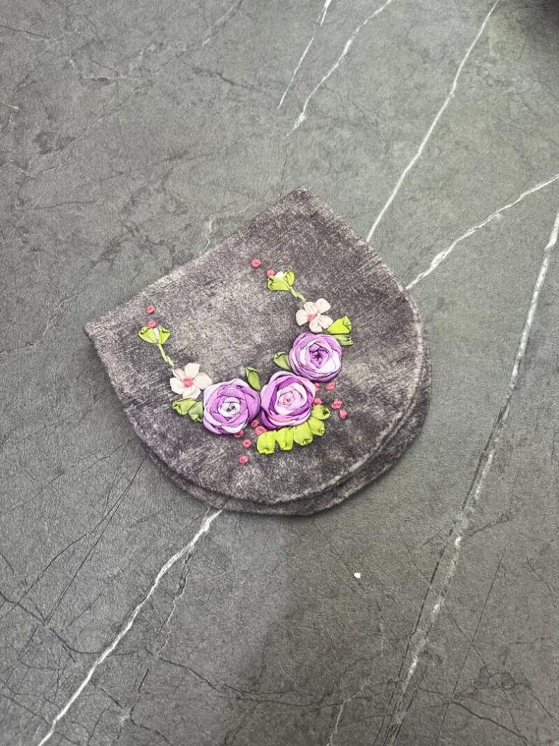 884 جانماز جیبی روبان دوزی نیم دایره کد 884 - تصویر 1