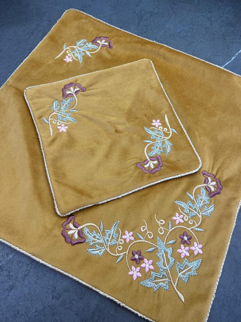 1057 جانماز مخمل گلدوزی کد 1057 - تصویر 1