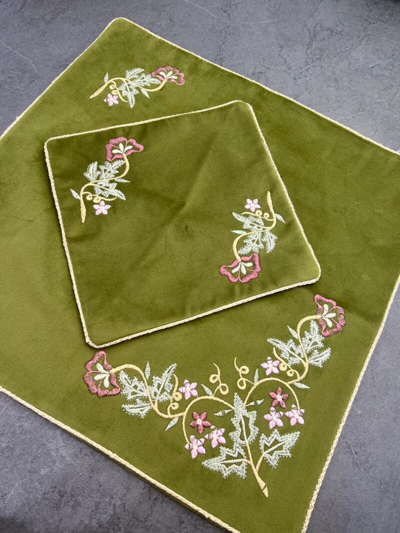 1058 جانماز مخمل گلدوزی کد 1058 - تصویر 1