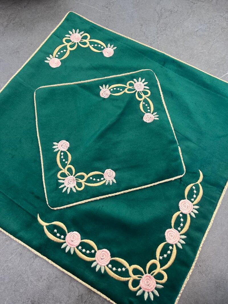 جانماز مخمل گلدوزی کد 1066 - تصویر 1