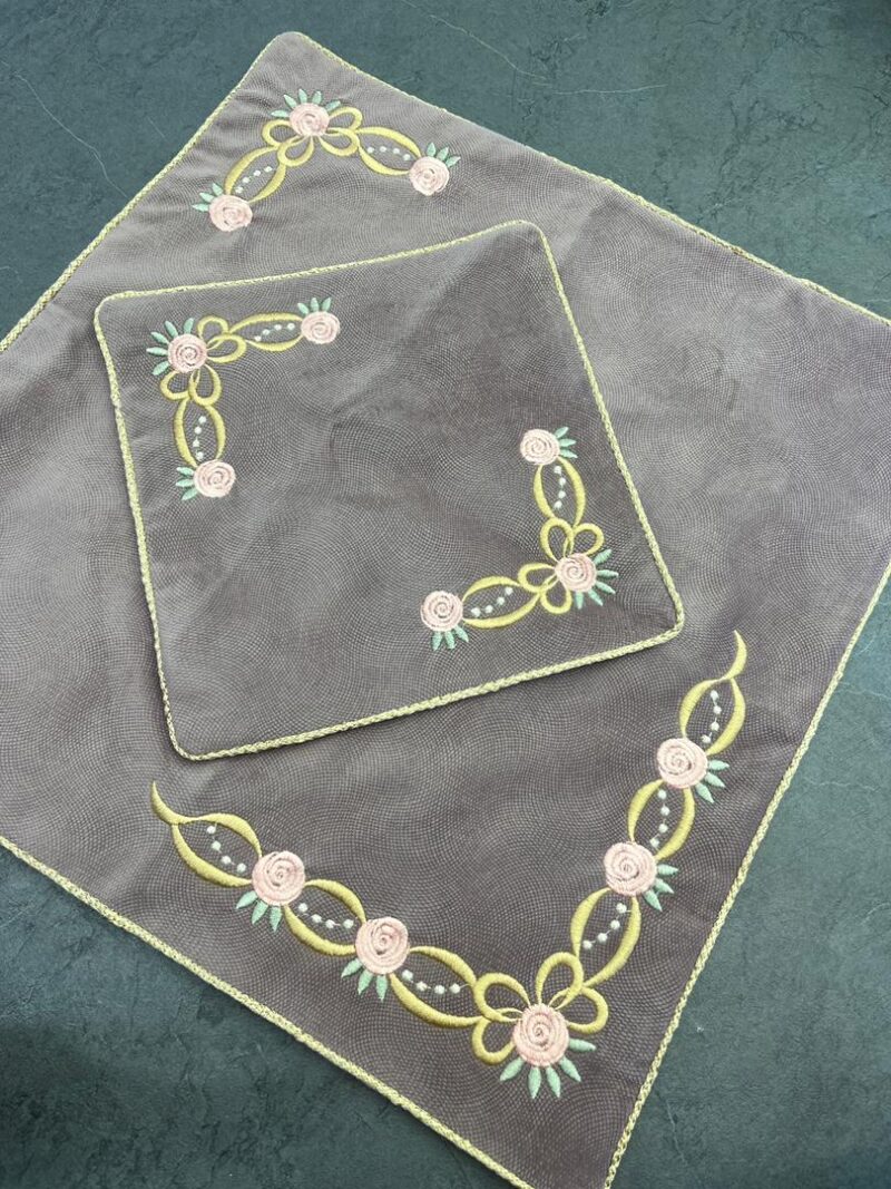 1068 جانماز مخمل گلدوزی کد 1068 - تصویر 1