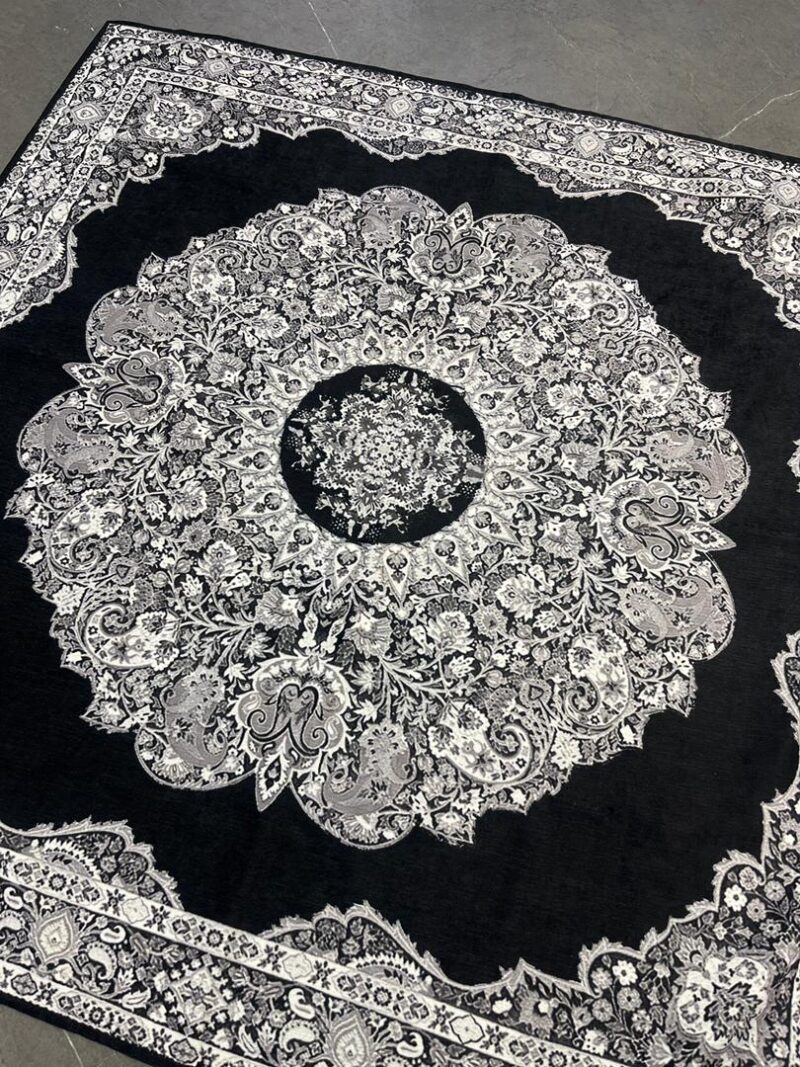 رومیزی مخمل طرح دار کد 1090 - تصویر 1