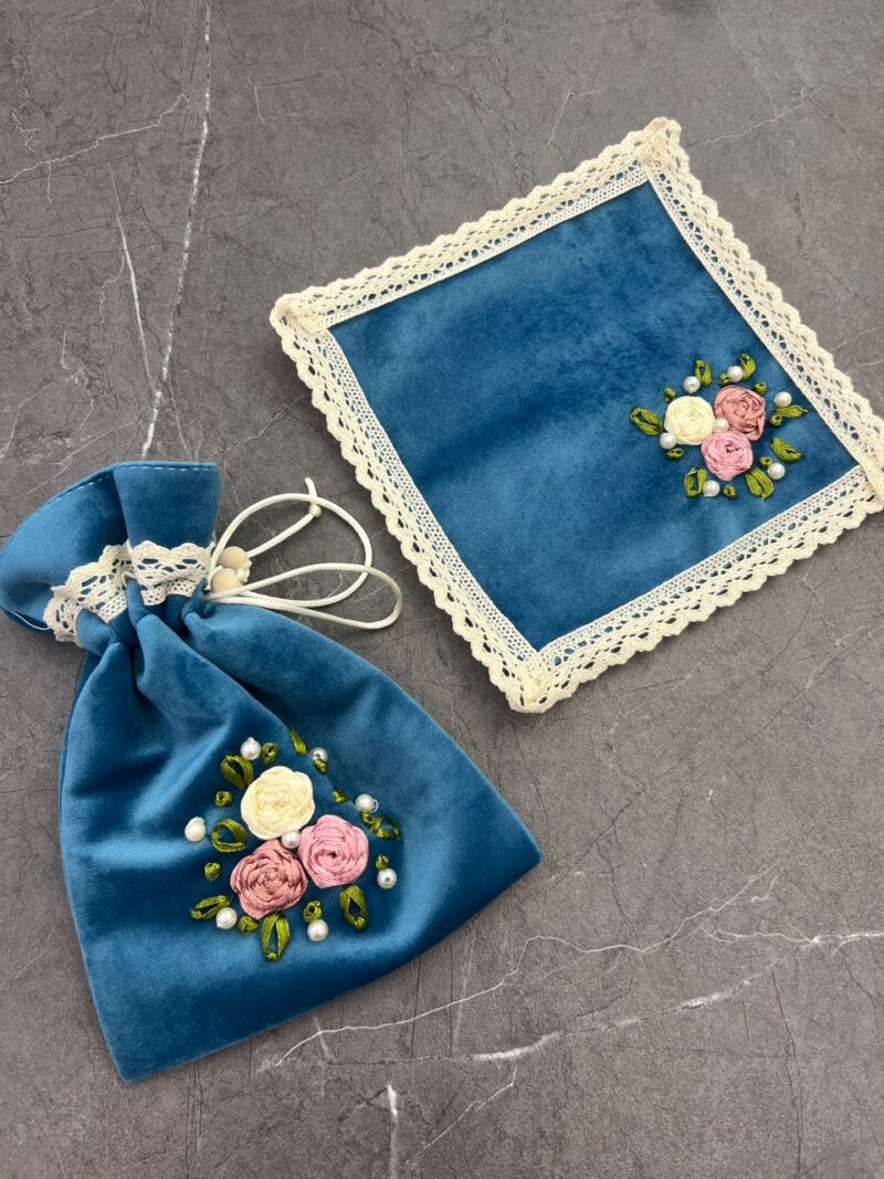 جانماز کیفی مخمل روبان دوزی کد 1112 - تصویر 1