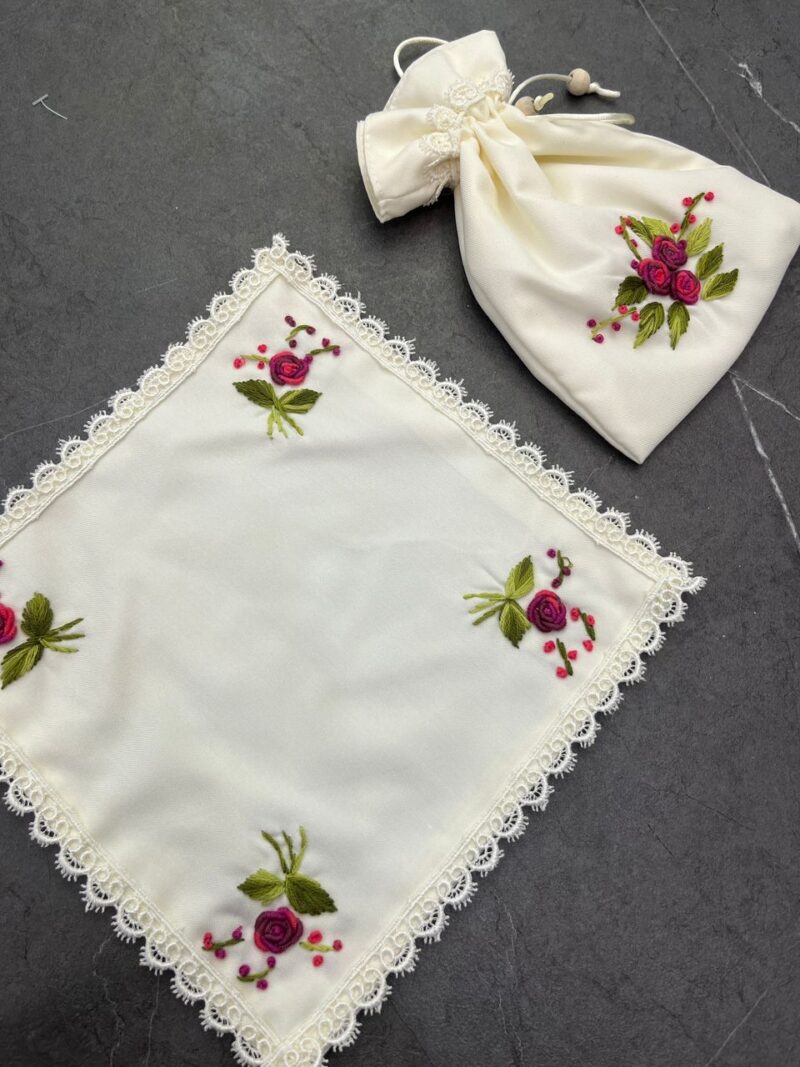 1117 جانماز کیفی کتان گلدوزی بریزیلی کد 1117 - تصویر 1