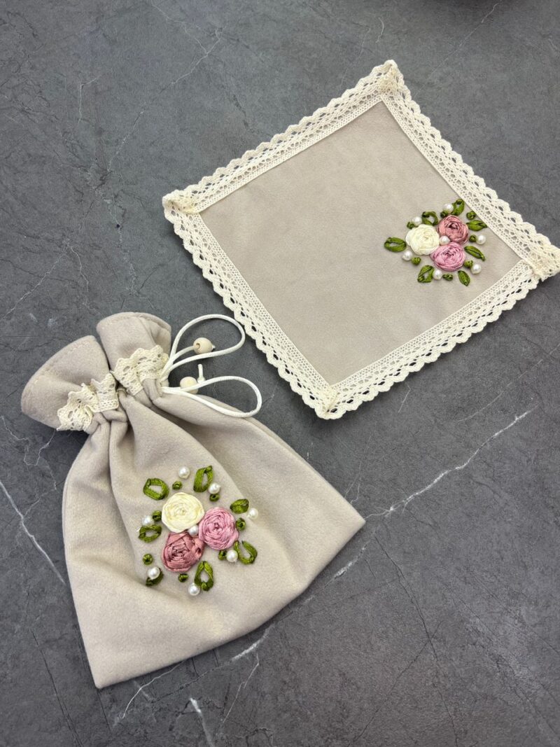 1115 جانماز کیفی مخمل روبان دوزی کد 1115 - تصویر 1