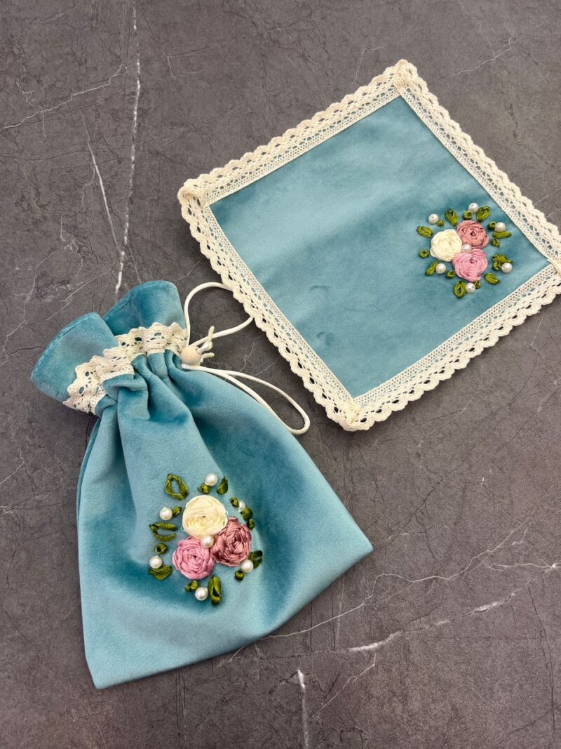 1116 جانماز کیفی مخمل روبان دوزی کد 1116 - تصویر 1