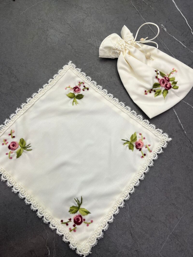 جانماز کیفی کتان گلدوزی بریزیلی کد 1118 - تصویر 1