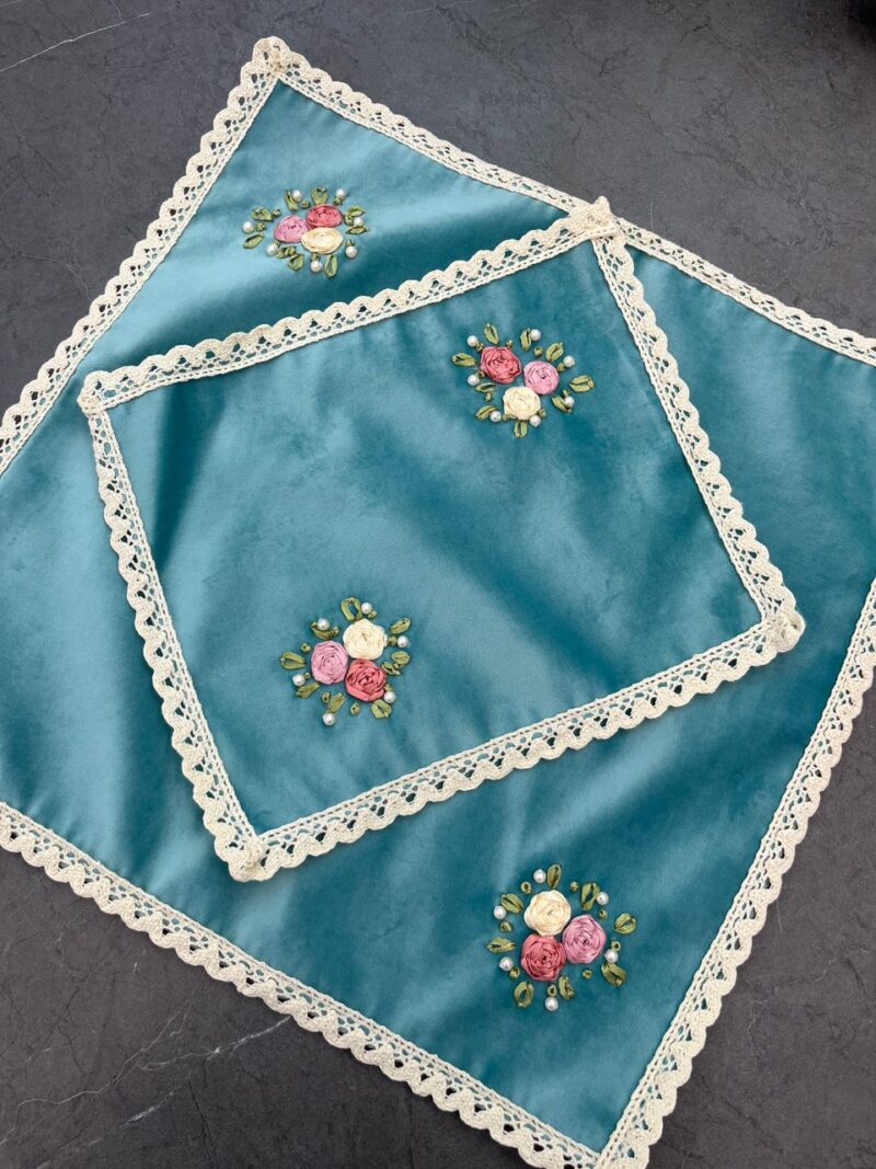 جانماز دو تکه مخمل روبان دوزی کد 1122 - تصویر 1