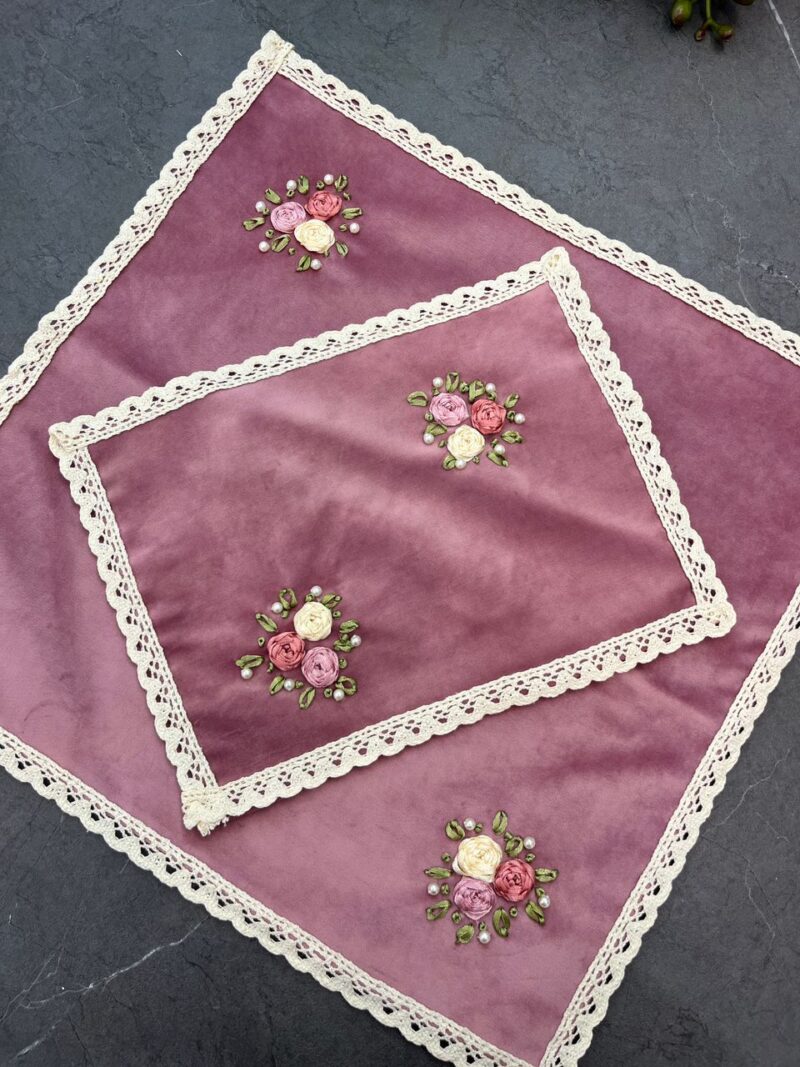 جانماز دو تکه مخمل روبان دوزی کد 1126 - تصویر 1