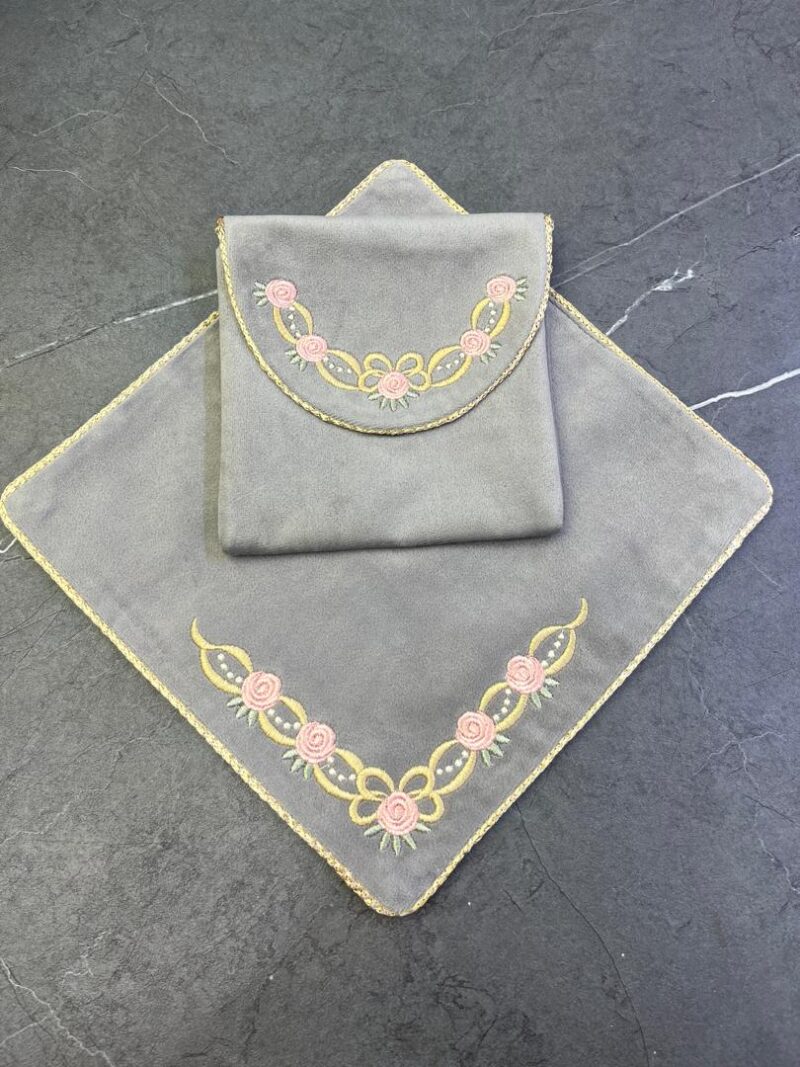 جانماز کیفی مخمل گلدوزی کد 1282 - تصویر 1