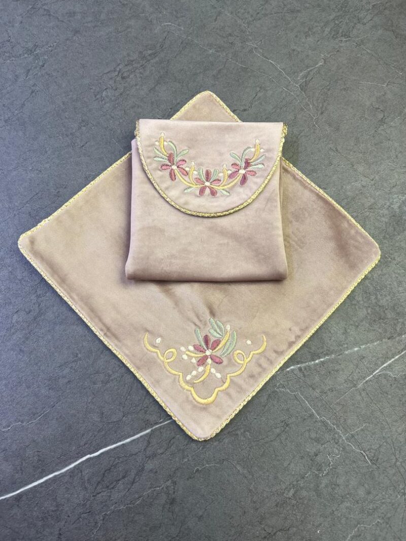 جانماز کیفی مخمل گلدوزی کد 1289 - تصویر 1