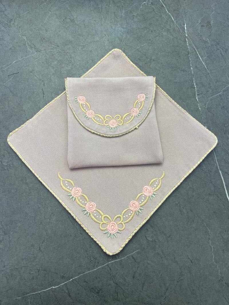 جانماز کیفی مخمل گلدوزی کد 1305 - تصویر 1