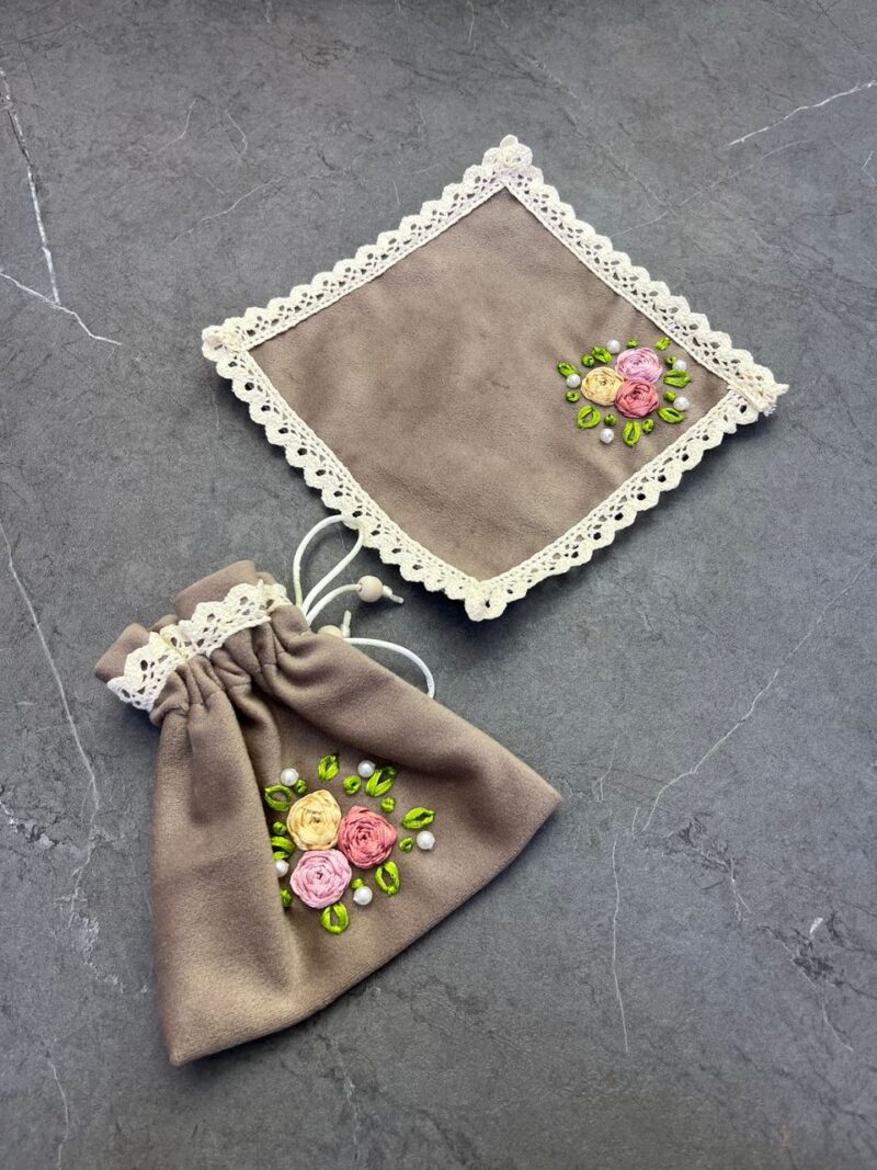 جانماز کیفی مخمل روبان دوزی کد 1385 - تصویر 1