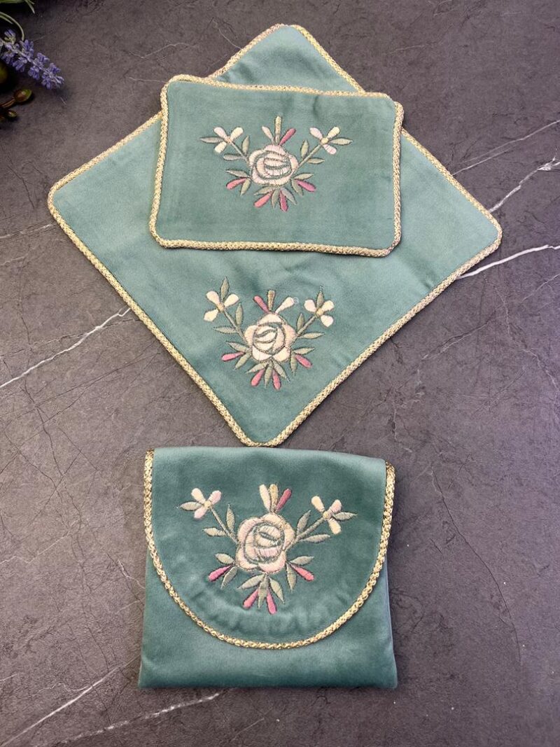 1546 جانماز کیفی مخمل گلدوزی کد 1546 - تصویر 1