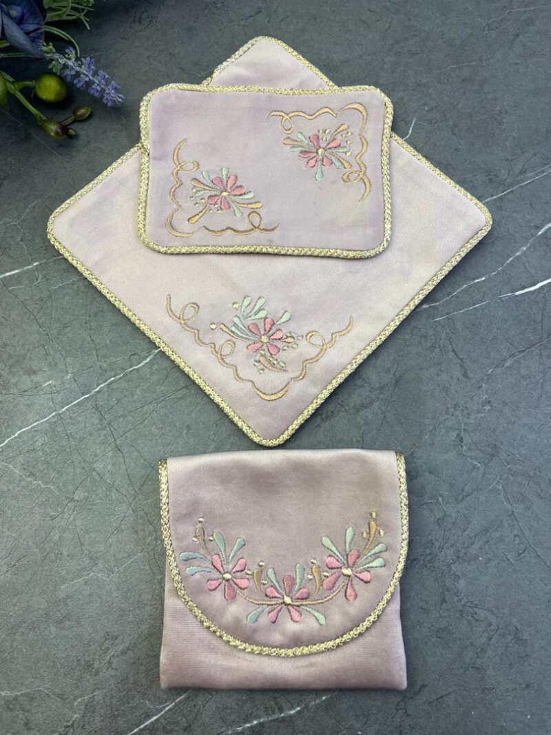 1547 جانماز کیفی مخمل گلدوزی کد 1547 - تصویر 1