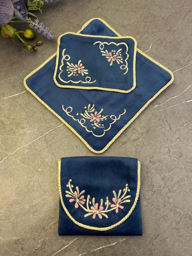 1549 جانماز کیفی مخمل گلدوزی کد 1549 - تصویر 1