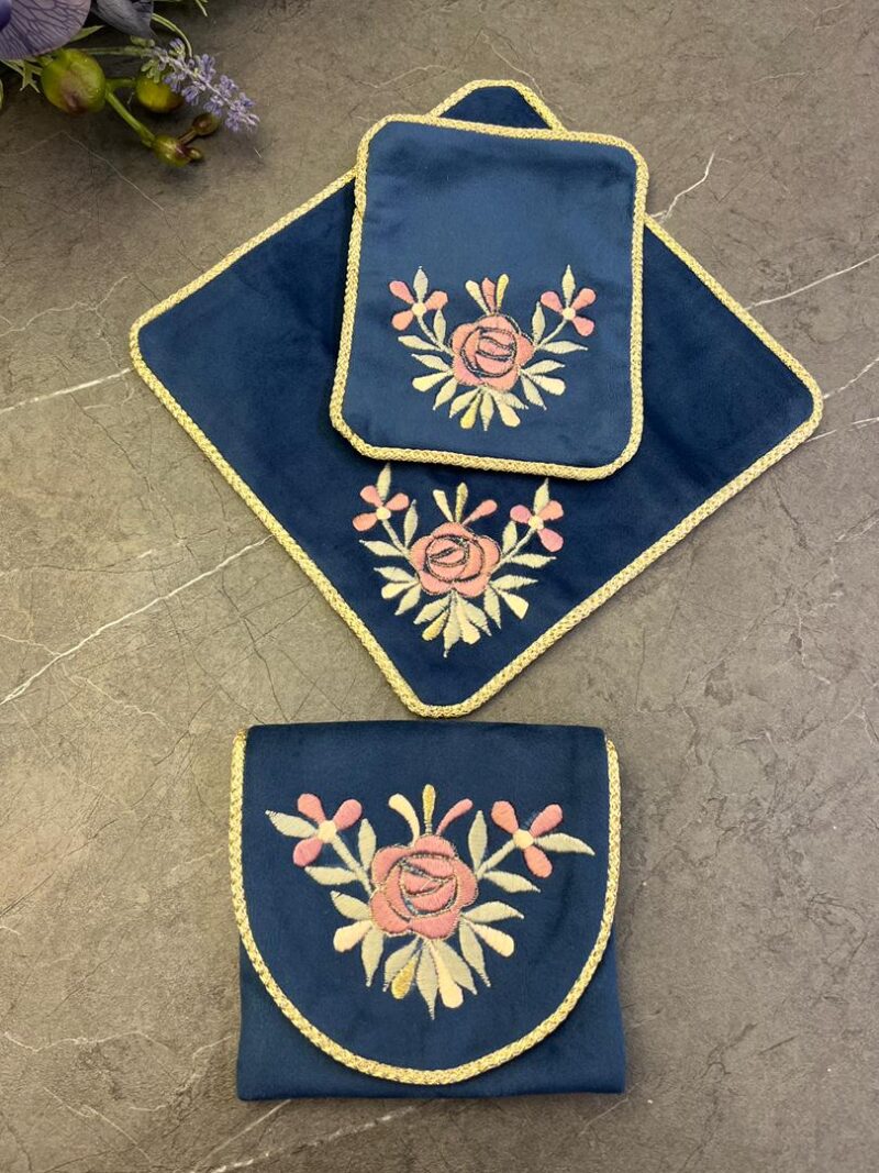 1551 جانماز کیفی مخمل گلدوزی کد 1551 - تصویر 1