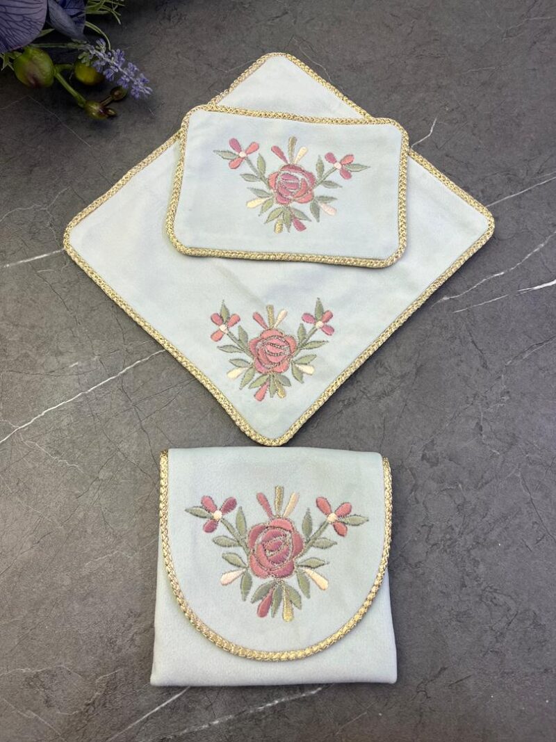 جانماز کیفی مخمل گلدوزی کد 1552 - تصویر 1