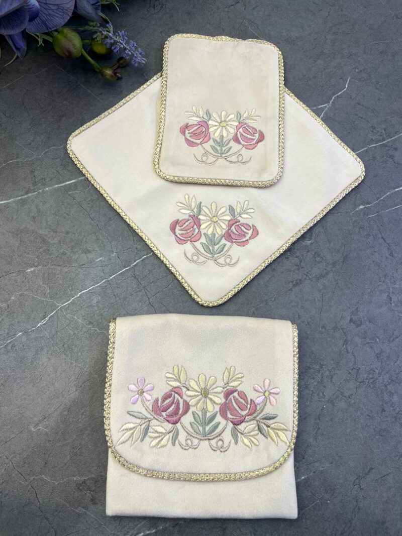 جانماز کیفی مخمل گلدوزی کد 1553 - تصویر 1