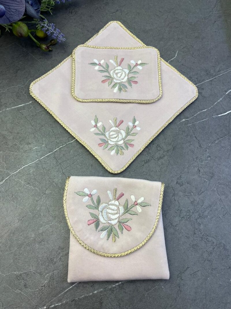 جانماز کیفی مخمل گلدوزی کد 1554 - تصویر 1