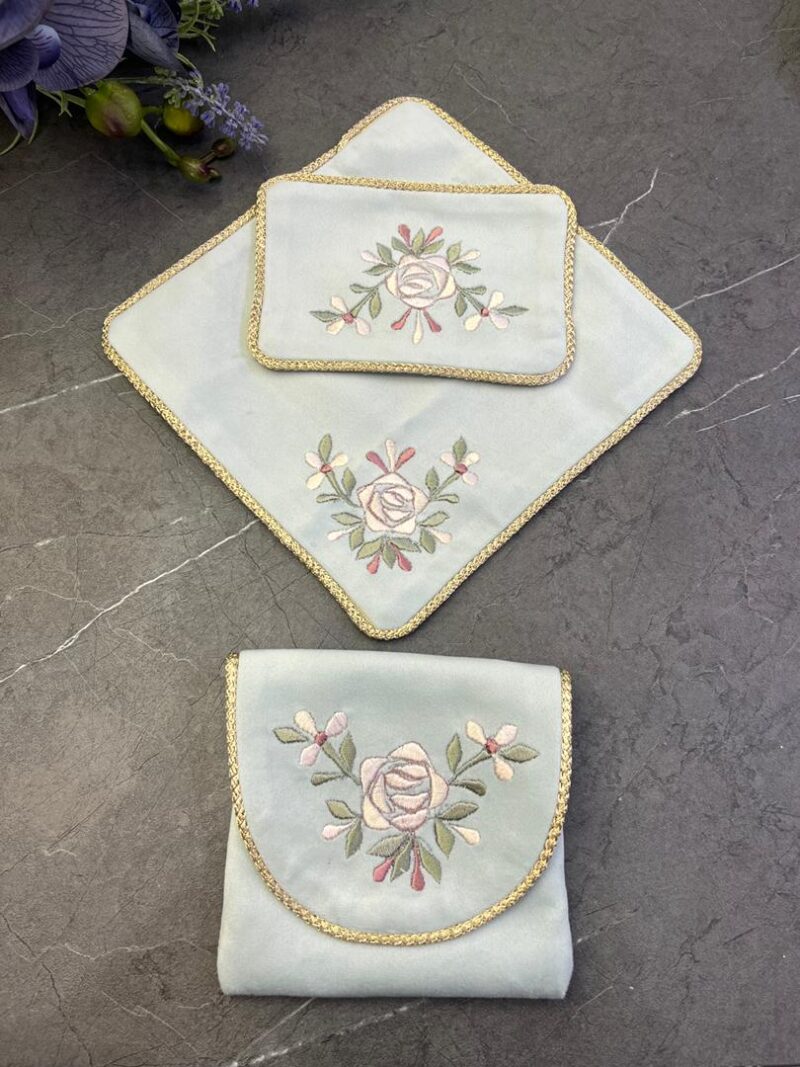 1556 جانماز کیفی مخمل گلدوزی کد 1556 - تصویر 1