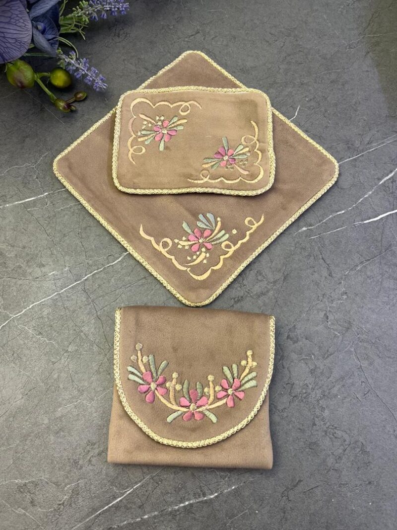 1557 جانماز کیفی مخمل گلدوزی کد 1557 - تصویر 1