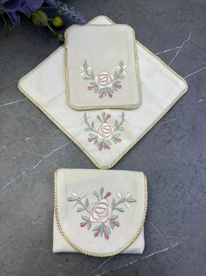 1558 جانماز کیفی مخمل گلدوزی کد 1558 - تصویر 1