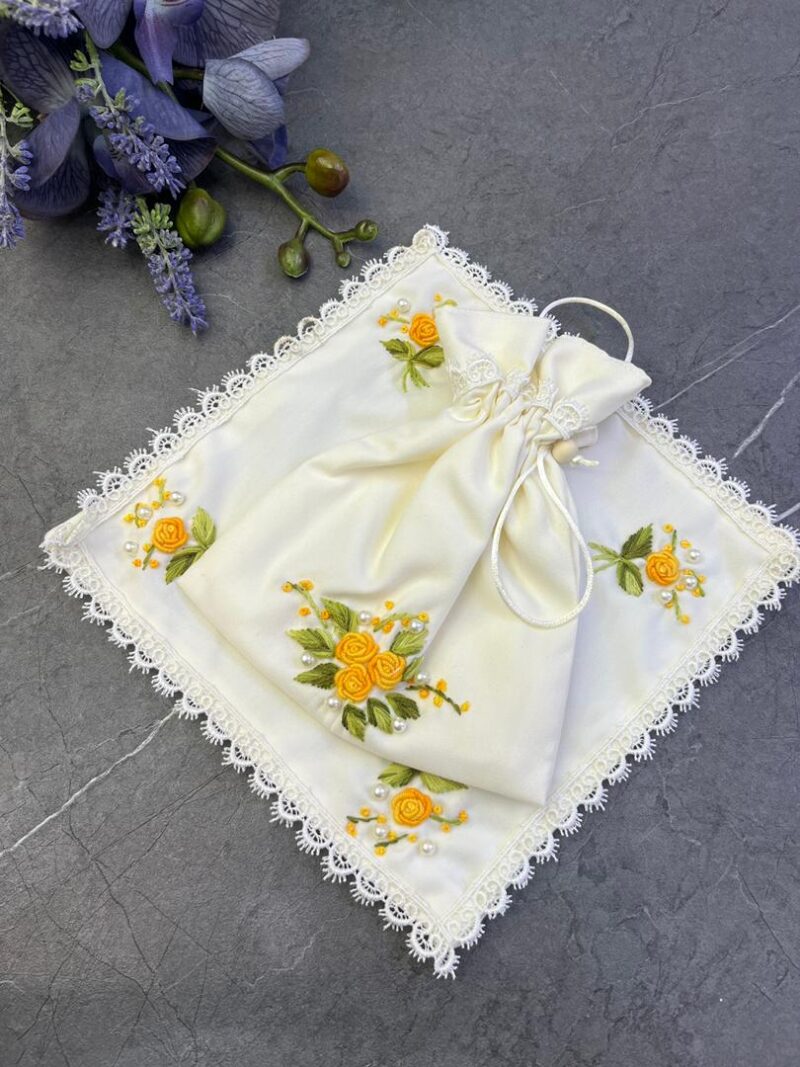 1562 جانماز کیفی کتان گلدوزی بریزیلی کد 1562 - تصویر 1