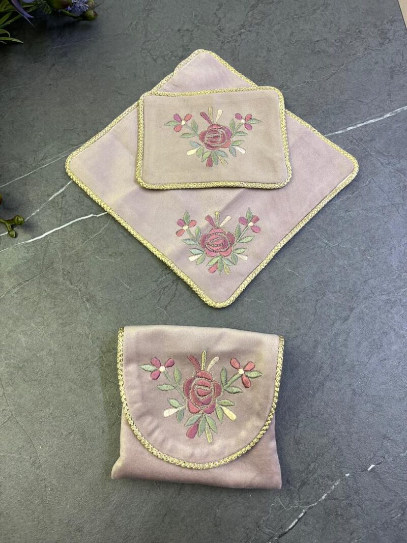 1577 جانماز کیفی مخمل گلدوزی کد 1577 - تصویر 1