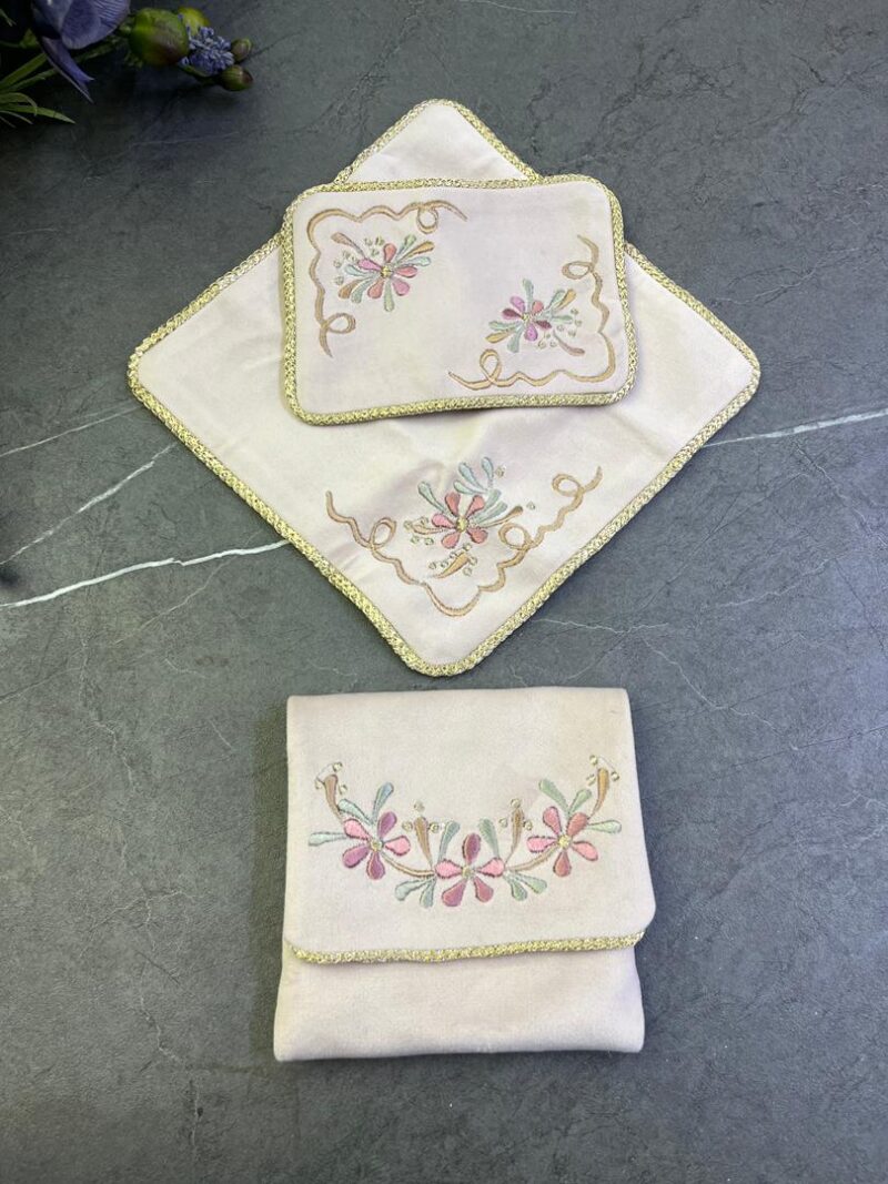 1579 جانماز کیفی مخمل گلدوزی کد 1579 - تصویر 1