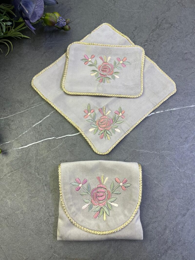 جانماز کیفی مخمل گلدوزی کد 1580 - Image 1