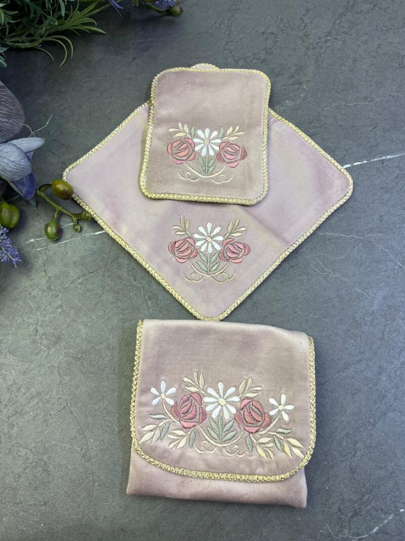 1581 جانماز کیفی مخمل گلدوزی کد 1581 - تصویر 1